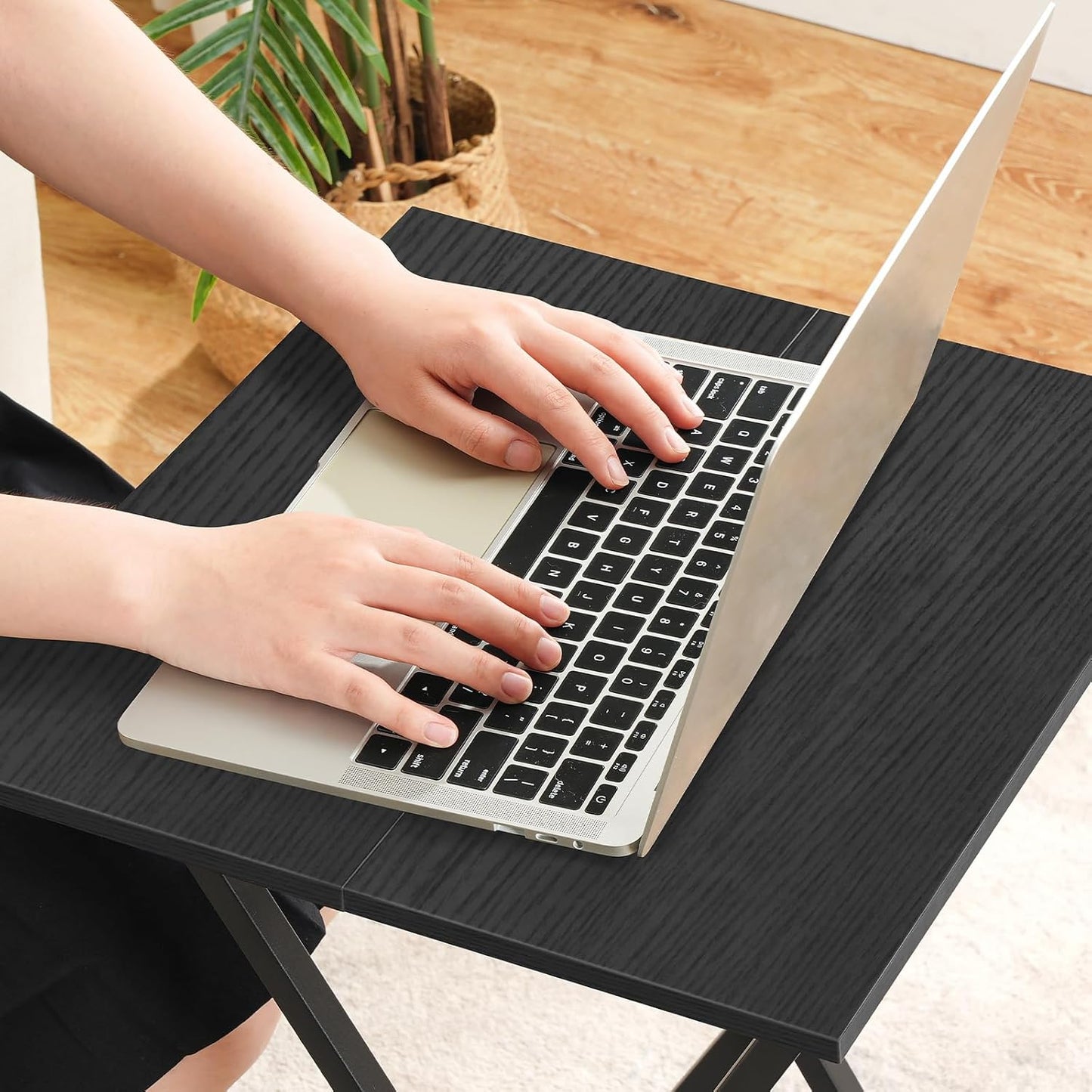 HOOBRO Folding TV Tray Table, Set of 2 Wooden TV Tray, Portable Sofa Side Snack Table, Industrial Desk for Small Spaces, Space-Saving, Easy to Install and Fold, Black BB27BZP201