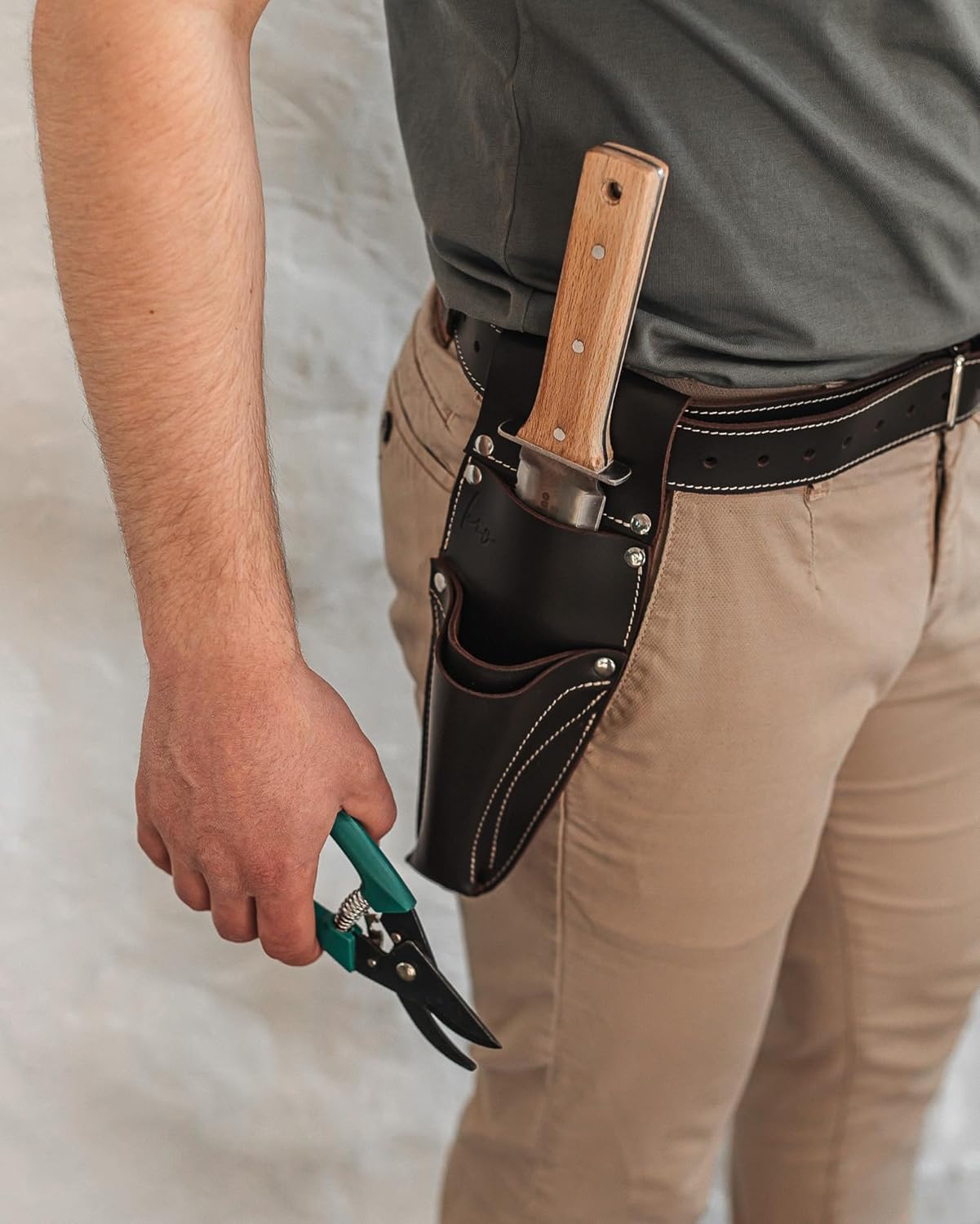 Personilized Hori Hori Leather Sheath Belt with Pruner and Scissor Pockets. Personalized Florist Tool Belt Leather, Gardening Belt with Pockets. (Dark brown with engraving, one size)