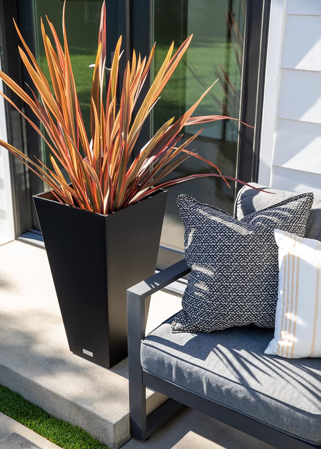 Veradek V-Resin Indoor/Outdoor Taper Planter (26 inch, Black)