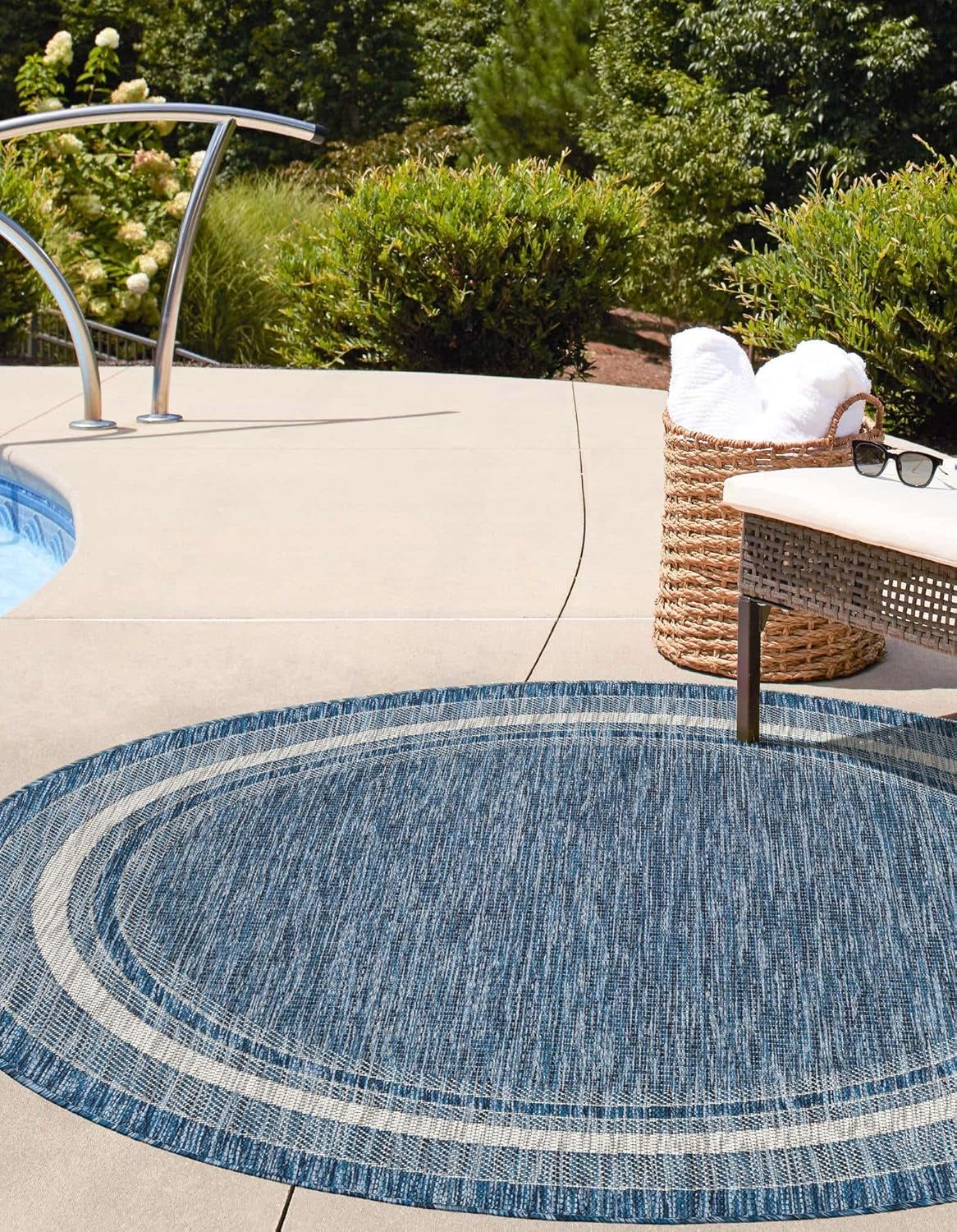 Unique Loom Outdoor Border Collection Area Rug - Soft Border (7' 10" Round, Blue/ Ivory)