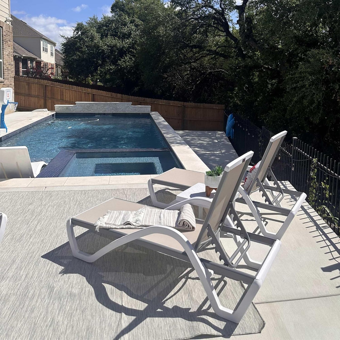 PURPLE LEAF Patio Chaise Lounge Chair Set Outside Aluminum Plastic Stackable Tanning Chairs with Armrests and Side Table for Pool Sunbathing Beach Deck Outdoor Lounger, Beige