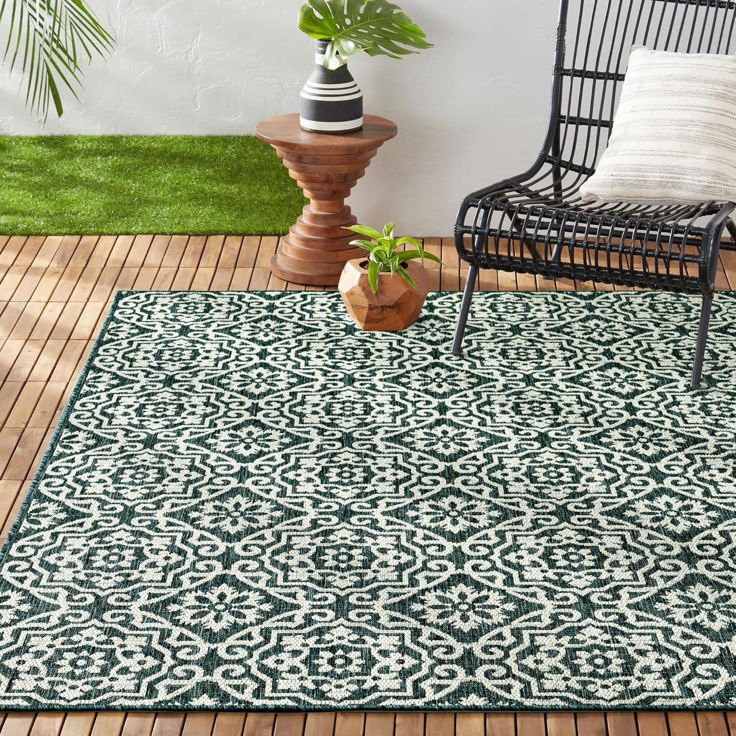 Nicole Miller New York Patio Country Julia Transitional Geometric Indoor/Outdoor Area Rug, Blue/White, 5'2"x7'2"